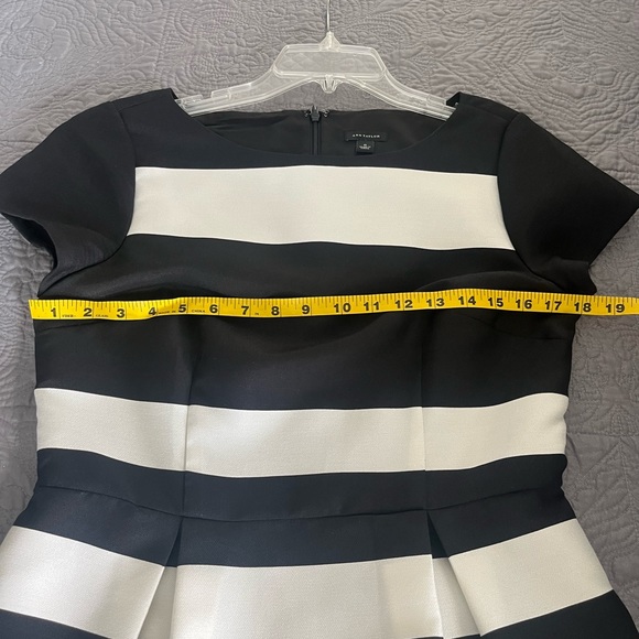 Ann Taylor Fit and Flare Black and White Dress Size 6 - Picture 4 of 9